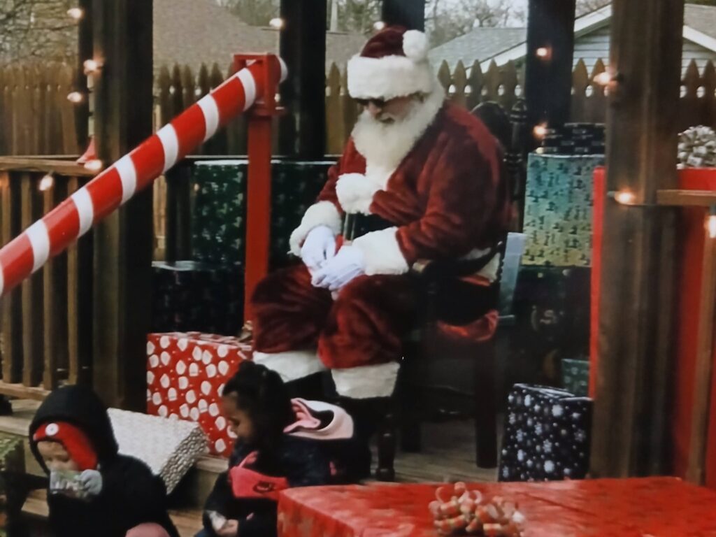 Santa Tom creating a relaxed Christmas atmosphere while children enjoy a holiday celebration.
